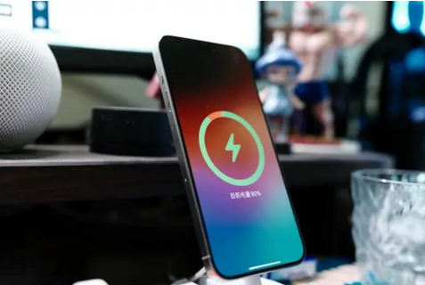 日喀则苹果15换屏服务分享用什么充电器给iPhone15充电更好 